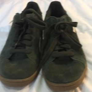 Puma low top green suede shoes.